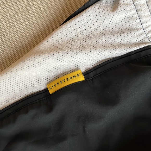 Nike Livestrong Shorts Size S - Picture 2 of 4